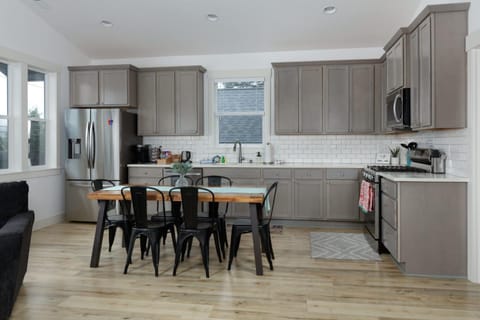 Columbia Gorge Getaway - Walk to River & Trails House in Stevenson