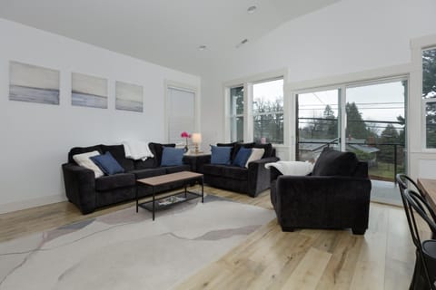 Columbia Gorge Getaway - Walk to River & Trails House in Stevenson