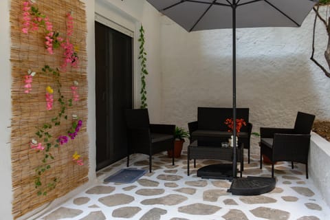 Patio, Day, Seating area