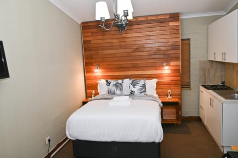Bed, Kitchen or kitchenette, Photo of the whole room, Bedroom