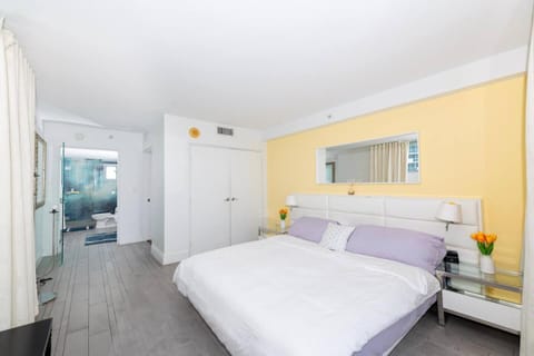 2 King Rooms Mondrian Resort Skyline Bay Balcony Apartment in South Beach Miami