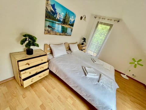 Bed, Photo of the whole room, Bedroom, towels