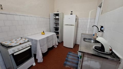 Coffee/tea facilities, Kitchen or kitchenette, oven, stove