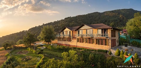 Property building, Nearby landmark, Day, Natural landscape, Garden, Mountain view