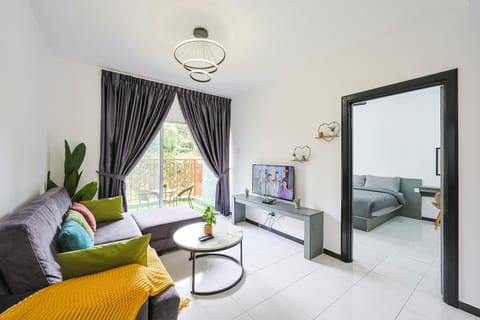 Communal lounge/ TV room, Bed, TV and multimedia, Living room, Photo of the whole room, Seating area, Evening entertainment, Bedroom