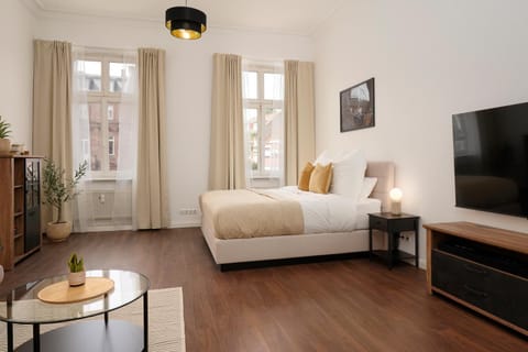 Bed, TV and multimedia, Living room, Photo of the whole room, Seating area, Bedroom