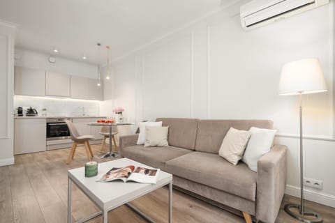 Kitchen or kitchenette, Living room, Seating area, Dining area, minibar, oven, pet friendly, stove, toaster