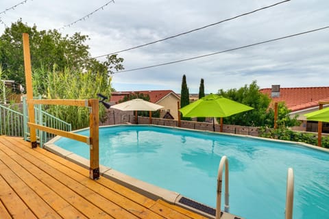 Outdoor Bar and Large Pool Retro ABQ Retreat! House in Rio Rancho