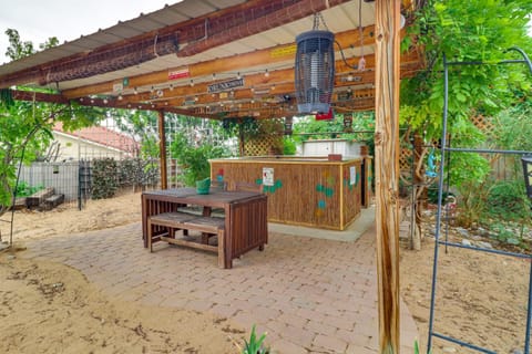 Outdoor Bar and Large Pool Retro ABQ Retreat! House in Rio Rancho