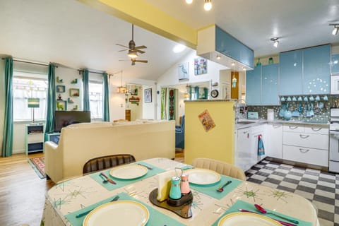 Outdoor Bar and Large Pool Retro ABQ Retreat! House in Rio Rancho