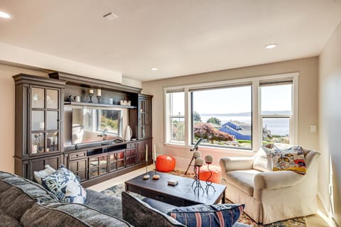 Puget Sound Views Des Moines Apt with Patio Apartment in Des Moines