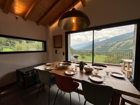 Dining area, Mountain view