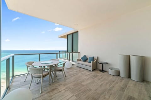 Luxury 5 Stars - Oceanfront Stay for 4 with World-Class Amenities House in Bal Harbour