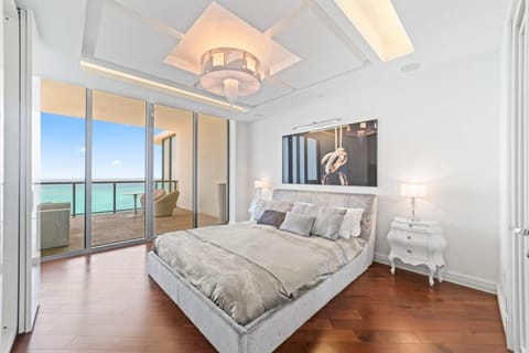 Luxury 5 Stars - Oceanfront Stay for 4 with World-Class Amenities House in Bal Harbour