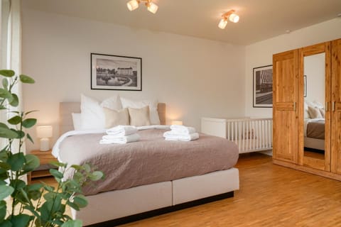 Bed, Photo of the whole room, Bedroom, internet, towels, wardrobe