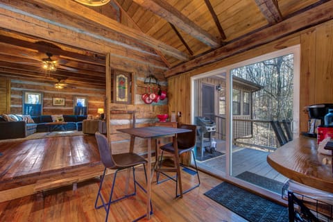 Cricket Hollow Lodge House in Cosby