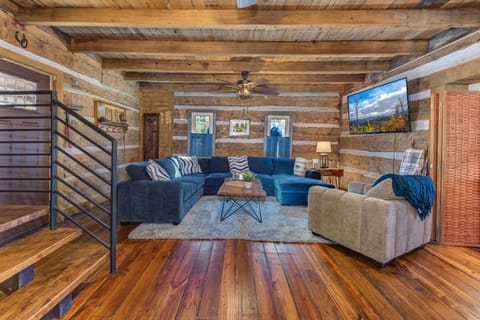 Cricket Hollow Lodge House in Cosby