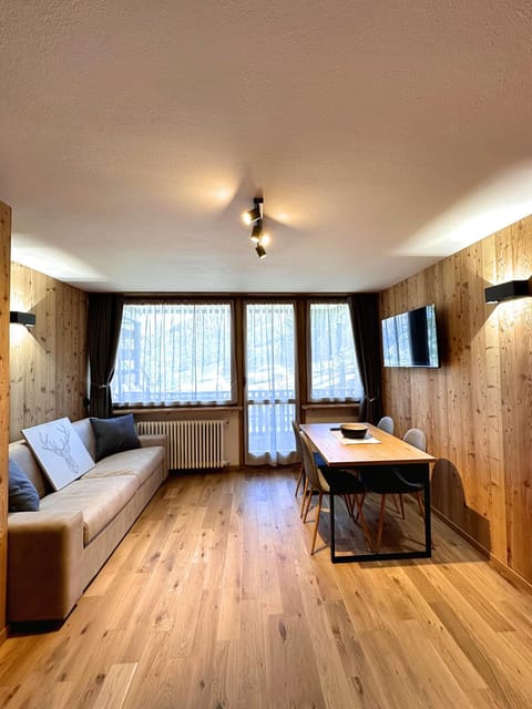 Communal lounge/ TV room, TV and multimedia, Living room, Evening entertainment