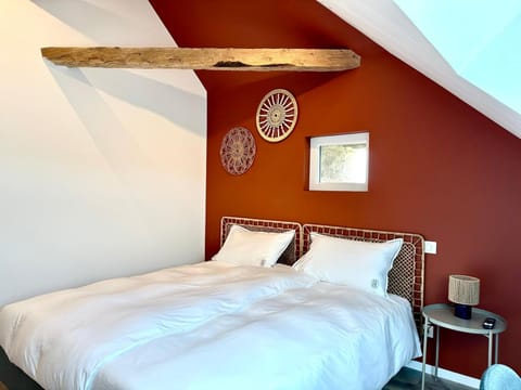 Bed, Photo of the whole room, Decorative detail, Bedroom