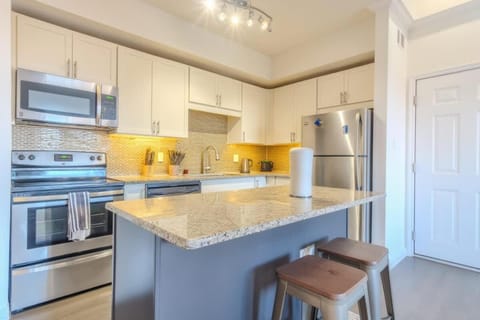 Boulevard Stays 1BR King Suite Pool Gym & Parking 01 Apartment in Irving