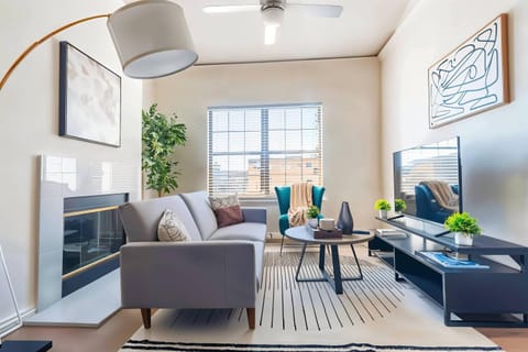 Boulevard Stays Spacious 1BR King Suite Pool Gym Access & Free Parking Apartment in Irving