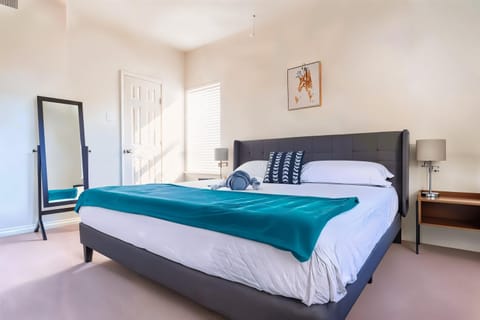 Boulevard Stays Spacious 1BR King Suite Pool Gym Access & Free Parking Apartment in Irving