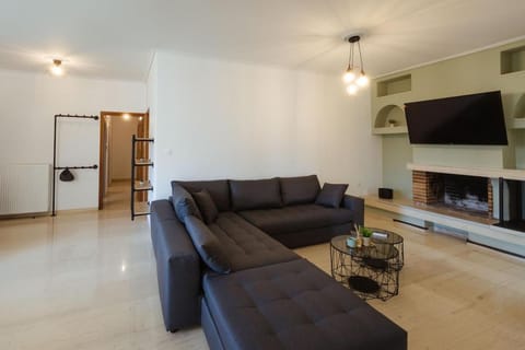 The Hidden Muse 3BD Free Parking Apartment in Alimos