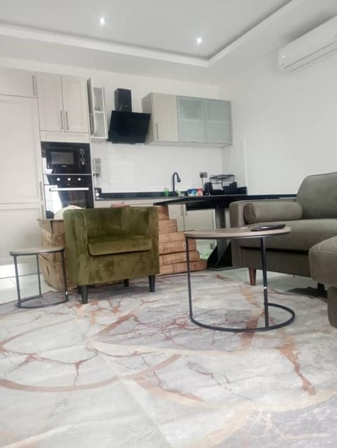 Kitchen or kitchenette, Seating area, Dining area, oven