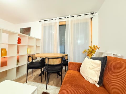 Vases d'honneur HOME proche de Paris et du stade de France Apartment in Aubervilliers