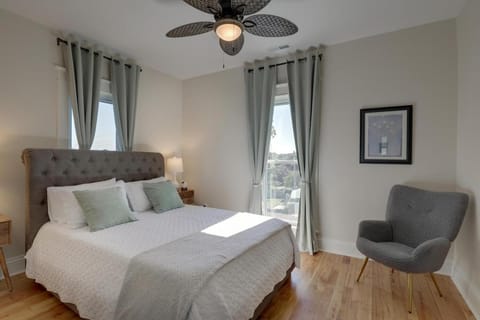 Bed, Photo of the whole room, Seating area