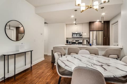 Boulevard Stays Walk Everywhere 5 mins to Magnificent Mile River North 01 Apartment in River North