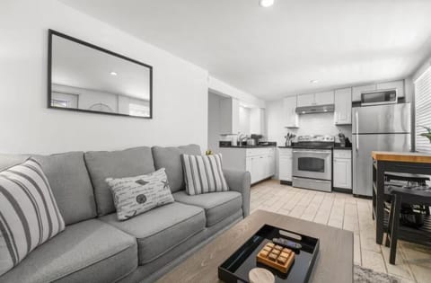 Coffee/tea facilities, Kitchen or kitchenette, Living room, Seating area