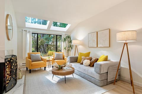 View (from property/room), Living room, Seating area