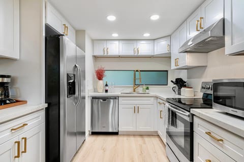 Coffee/tea facilities, Kitchen or kitchenette, dishwasher, oven, stove