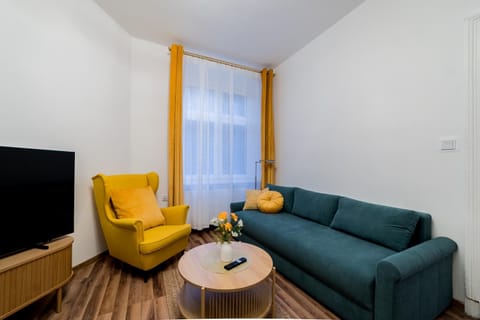 Communal lounge/ TV room, TV and multimedia, Living room, Seating area, Evening entertainment