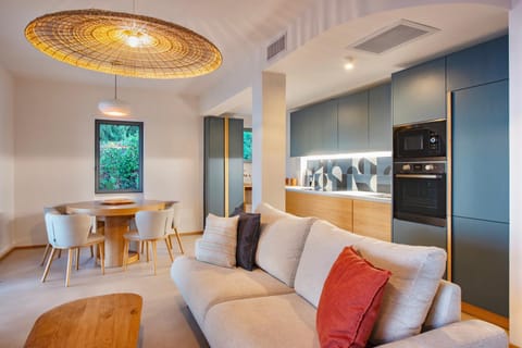 Kitchen or kitchenette, Living room, Seating area, Dining area