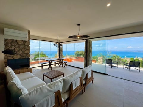 Natural landscape, View (from property/room), Balcony/Terrace, Living room, Seating area, Dining area, Sea view