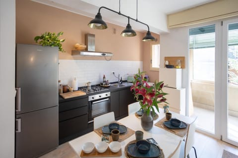 Kitchen or kitchenette, Dining area, oven, stove