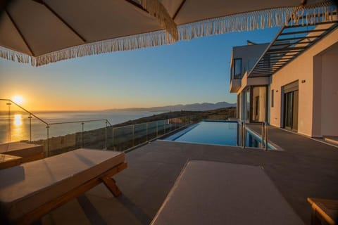 Balcony/Terrace, Sea view, Swimming pool, Sunrise, Sunset, sunbed