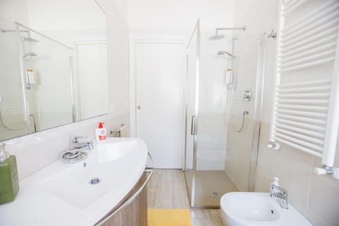 Ampio appartamento in centro Pescaramare Apartment in Pescara