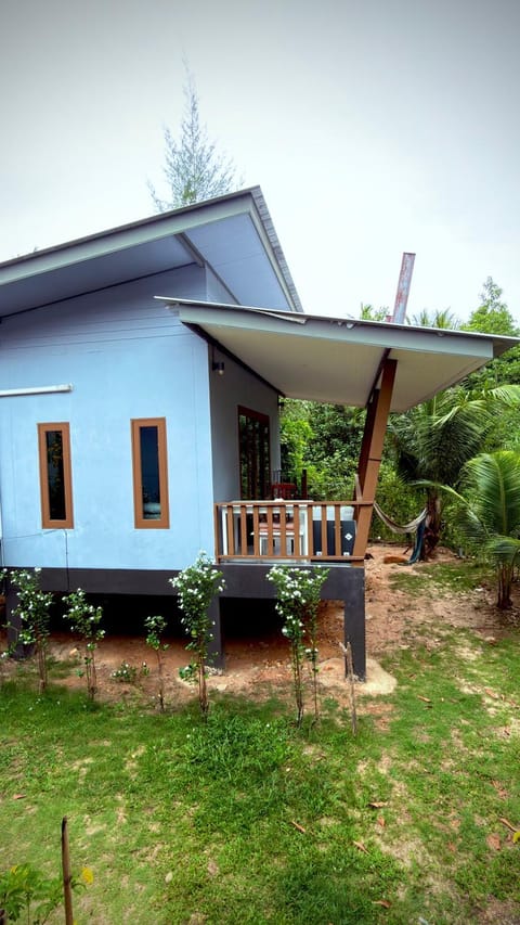 Property building, Patio, Day, Garden, Garden view