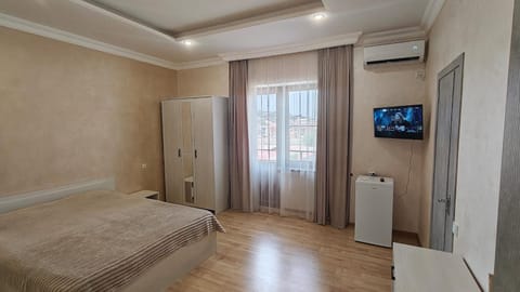 Bed, TV and multimedia, Photo of the whole room, Bedroom, wardrobe, air conditioner