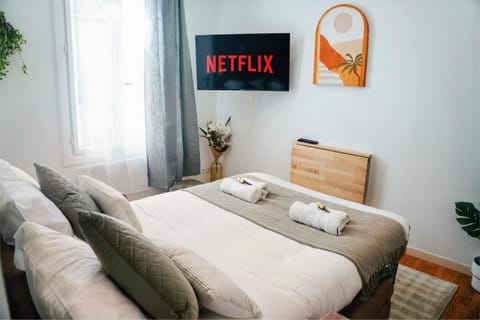 Bed, TV and multimedia, Photo of the whole room, Bedroom, towels