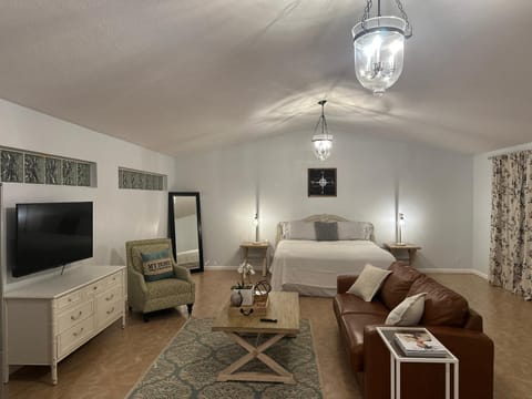 Bed, TV and multimedia, Seating area