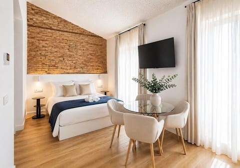 Bed, TV and multimedia, Photo of the whole room, Bedroom