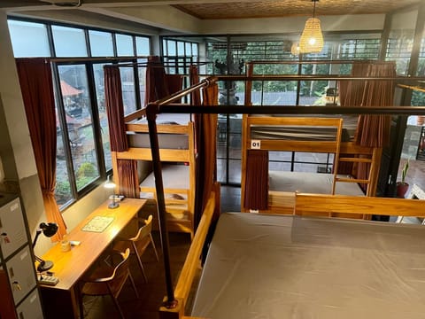 Bedroom, bunk bed