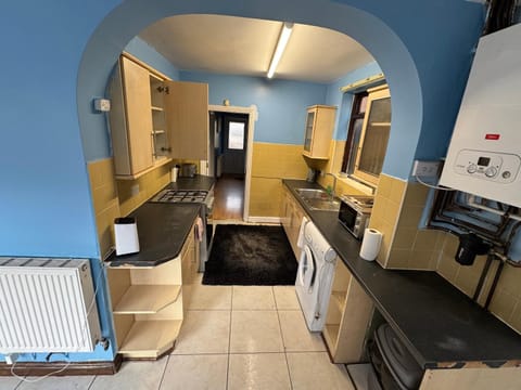 4 Bedroom Central Birmingham House in Oldbury