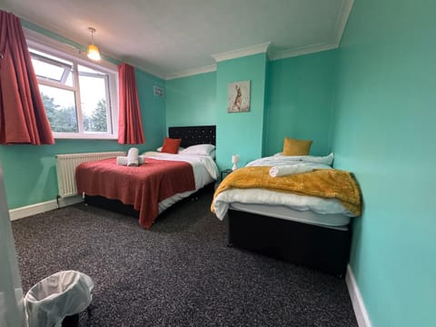 4 Bedroom Central Birmingham House in Oldbury