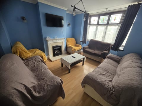 4 Bedroom Central Birmingham House in Oldbury