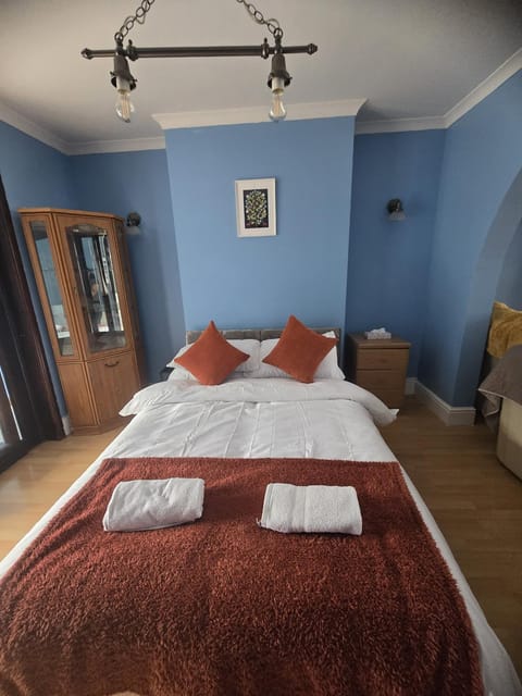 4 Bedroom Central Birmingham House in Oldbury